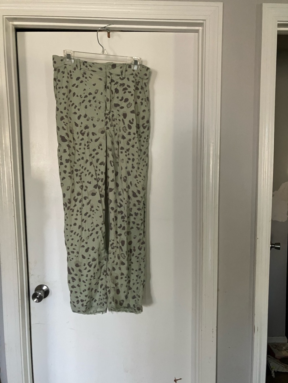 Cloth&Stone Sage Green Wide Leg Pants with graySpot Print